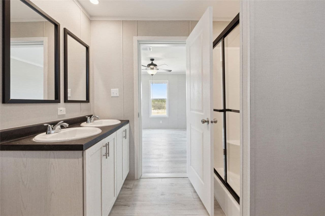 Rm2856b - 3.36 acre lot bathroom home features