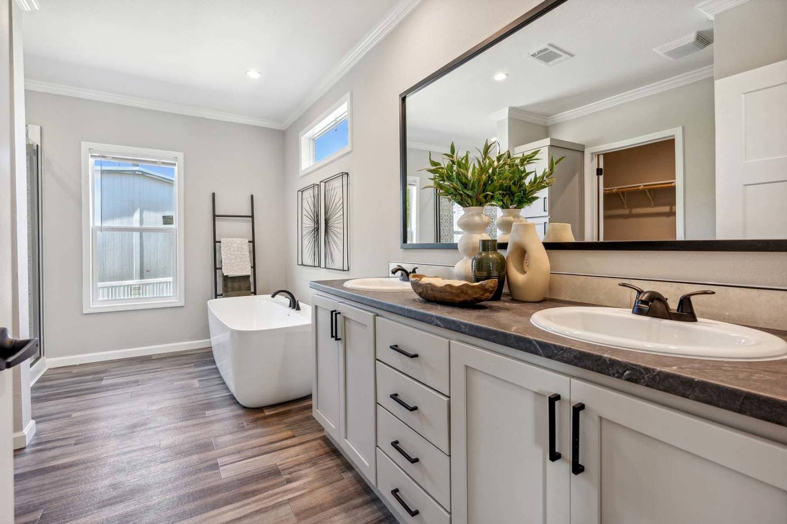 Innovation 3268h bathroom home features