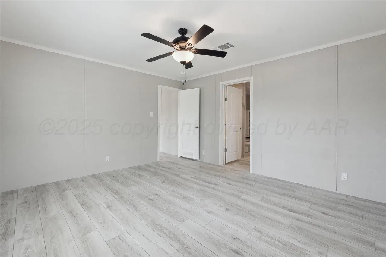 Rm2856b - 0.51 acre lot interior home features