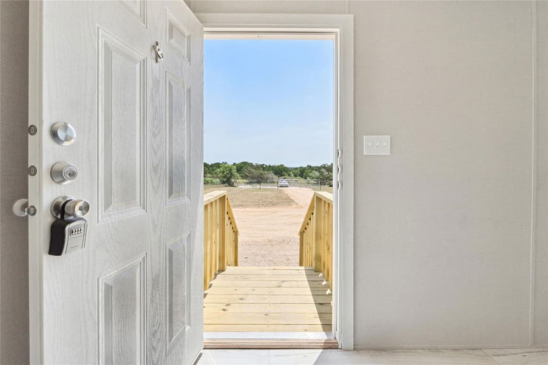 Rm2856b - 3.36 acre lot interior home features