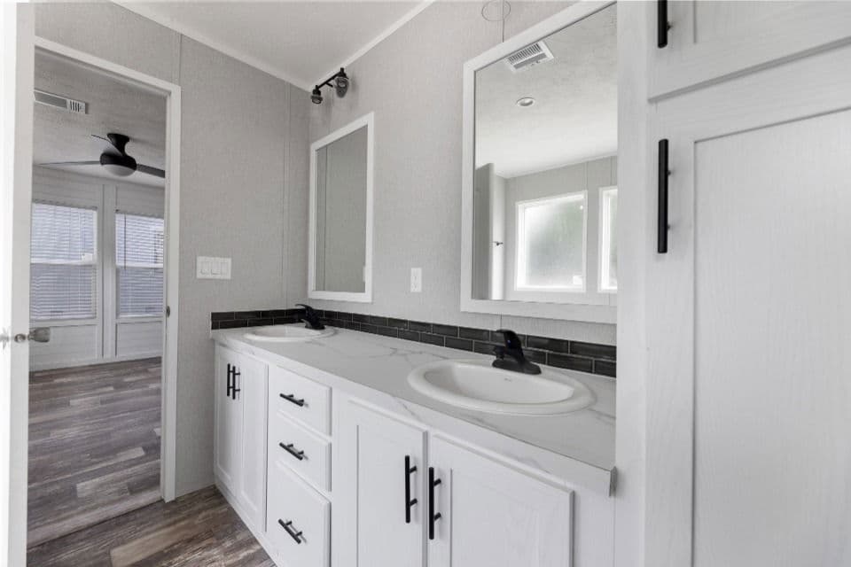 Verde ranch 28563n interior and bathroom home features