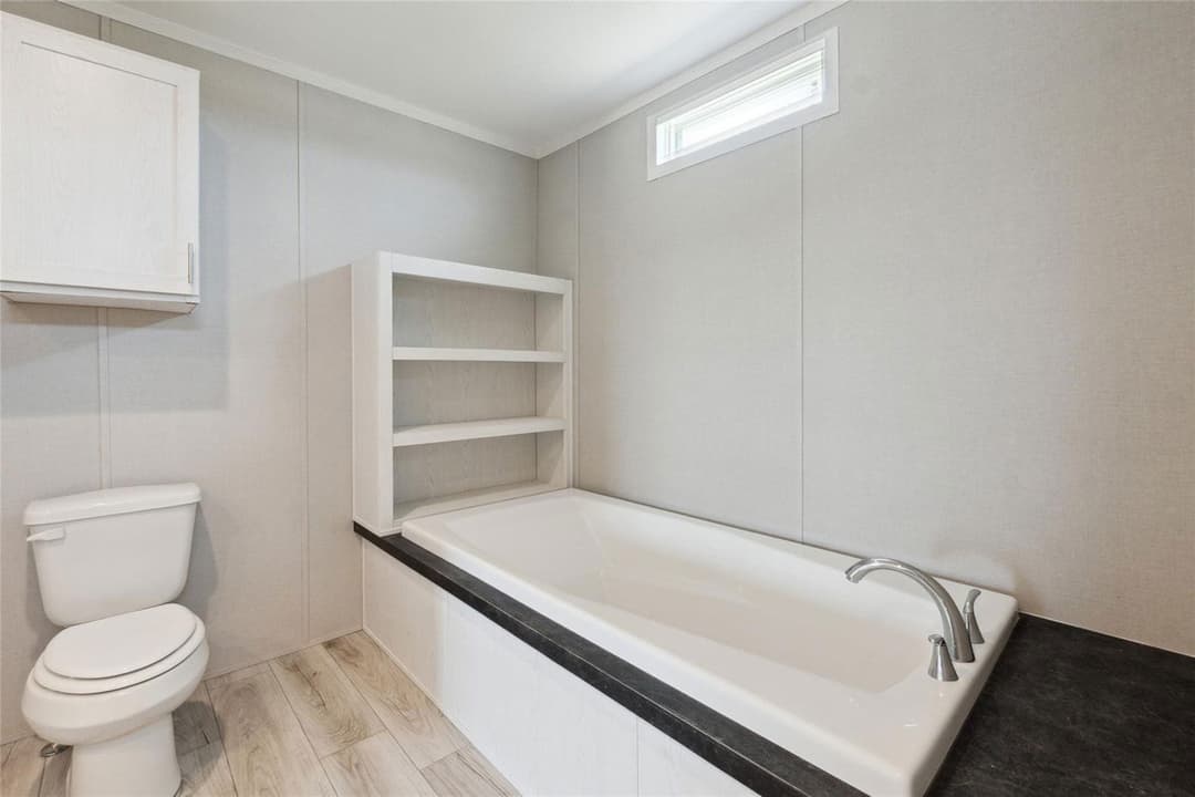 Rm2856b - 3.36 acre lot bathroom home features