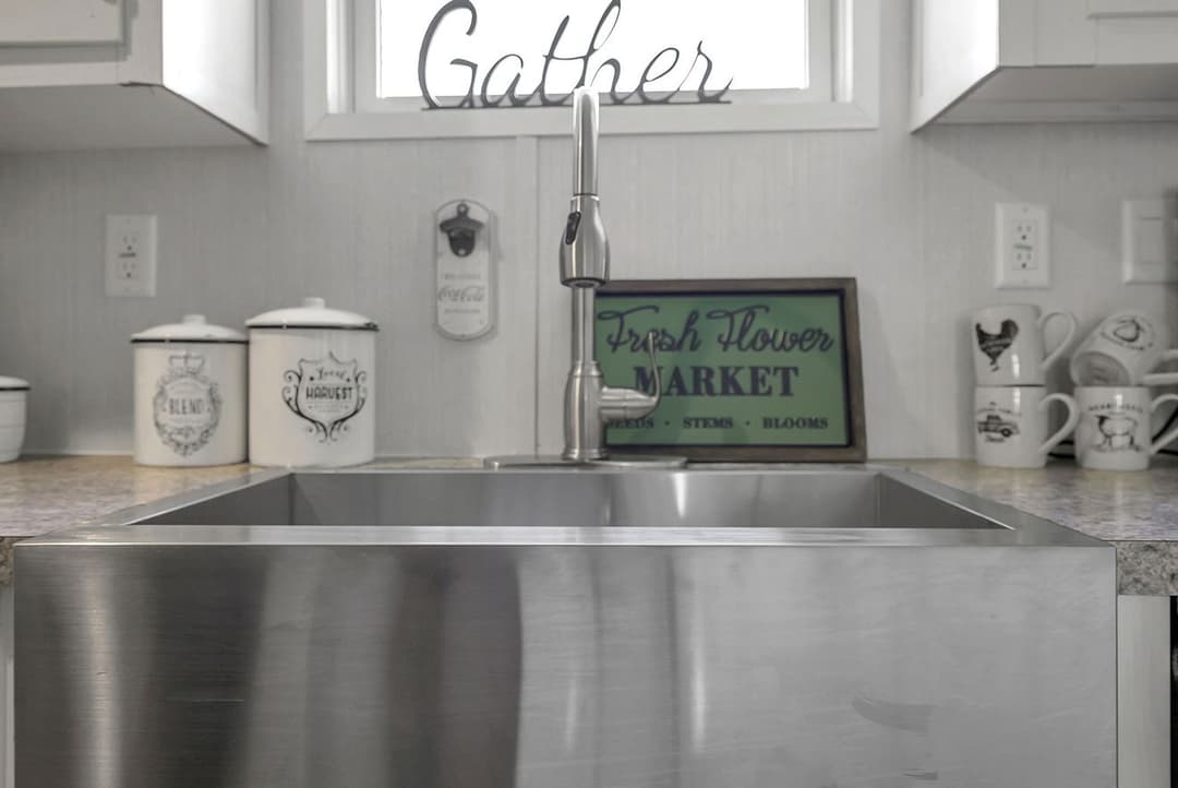 Valu 28563u interior and kitchen home features