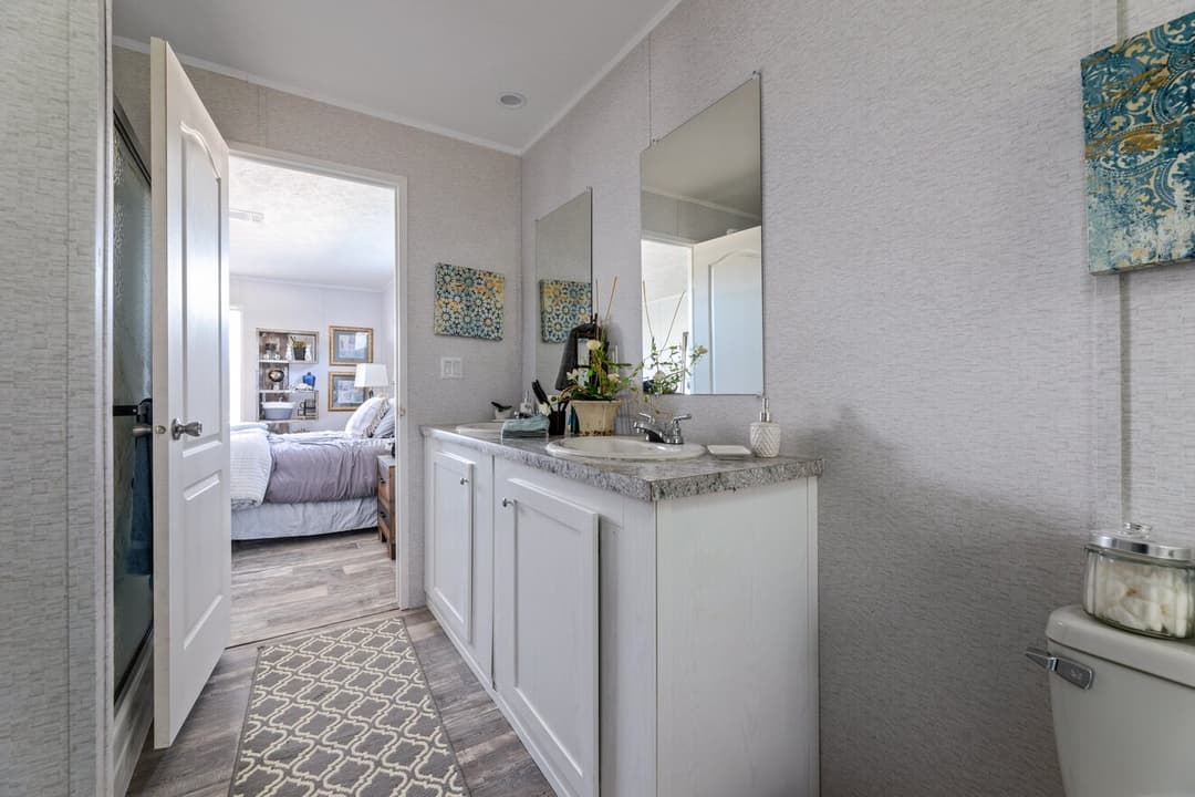 Valu premier 32483g interior and bathroom home features