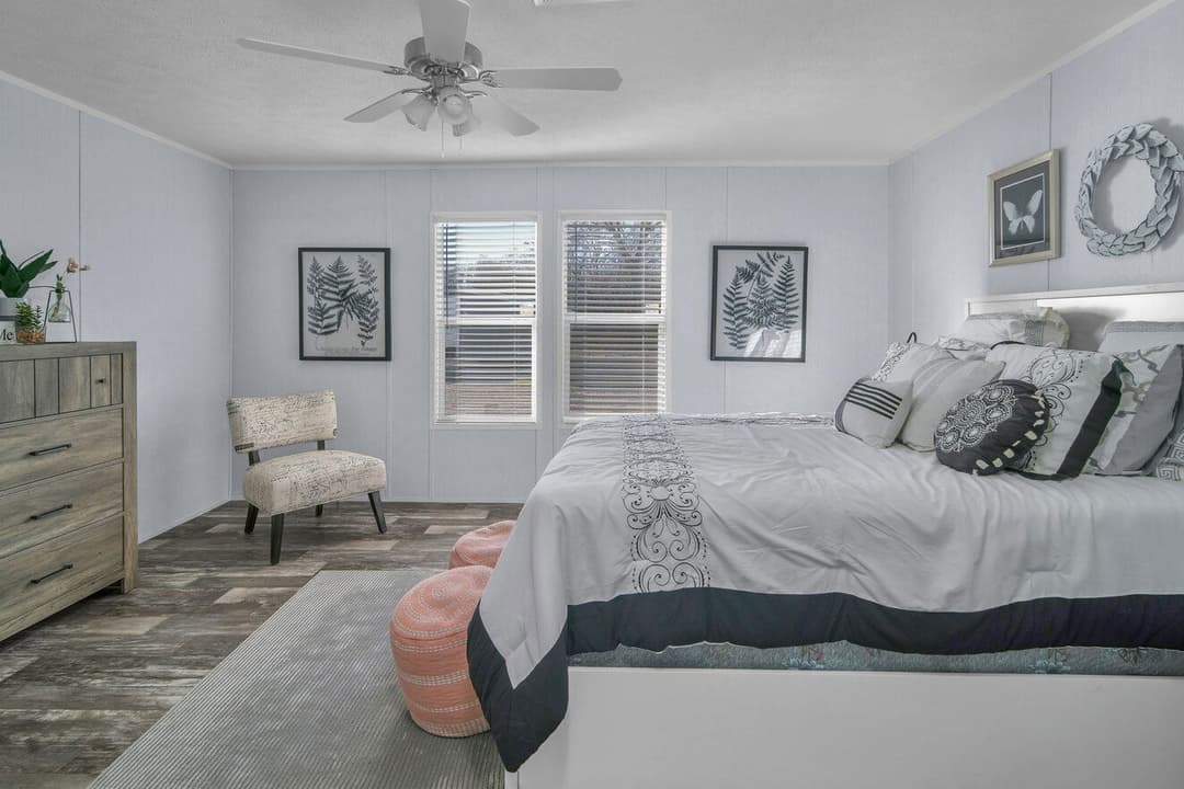 Valu 28563u interior and bedroom home features