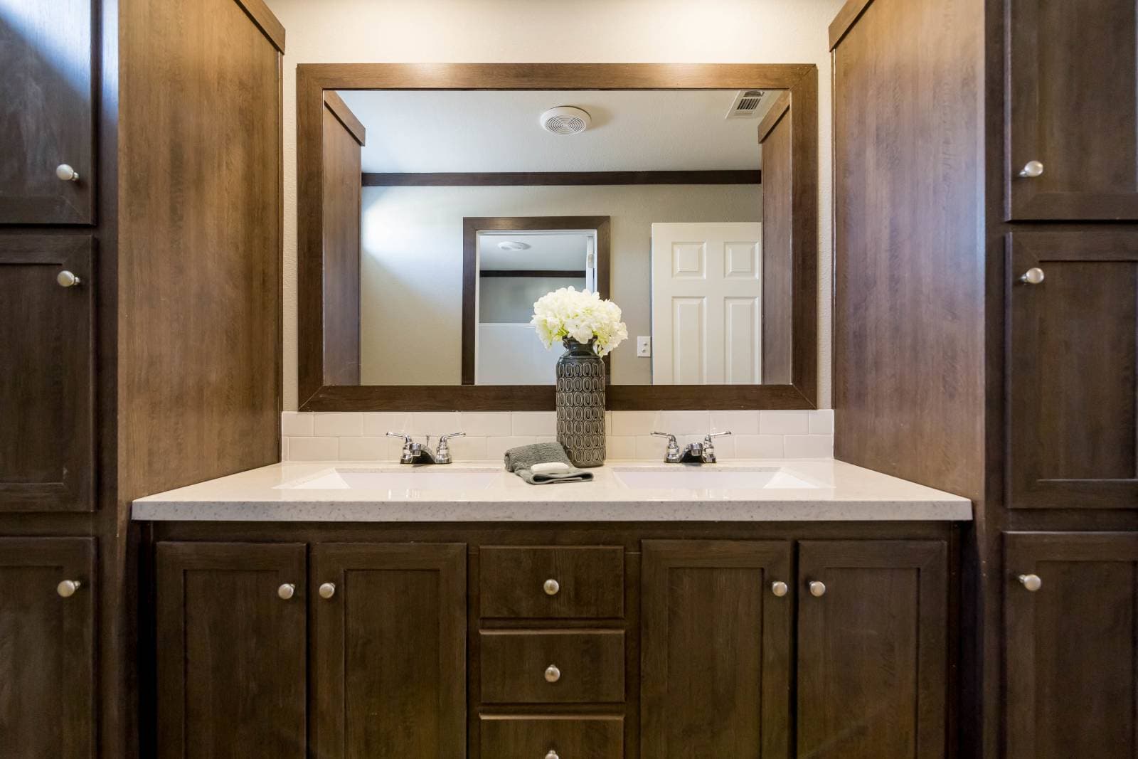 Titan extreme 3272c bathroom home features