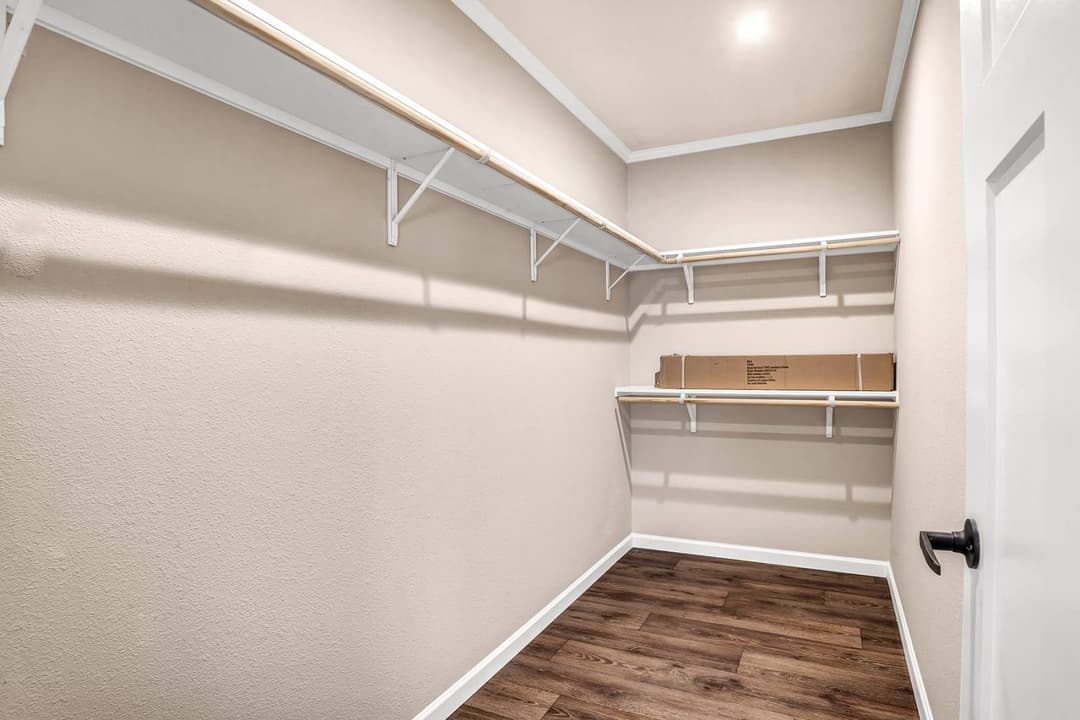 Titan extreme 3276f interior home features