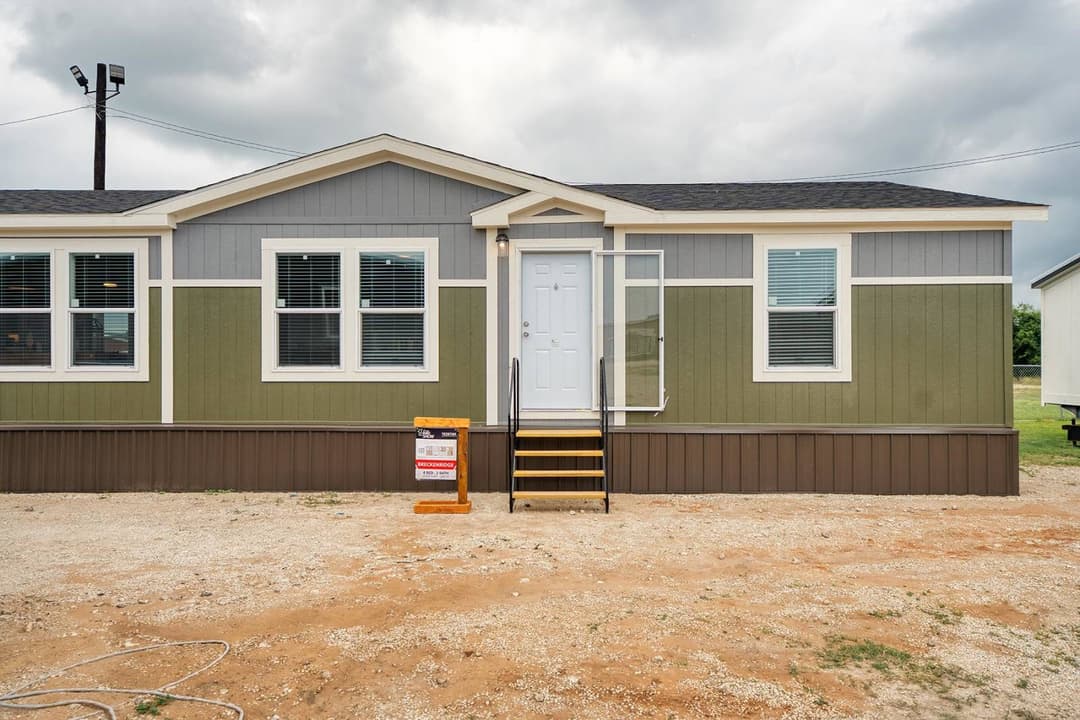 Titan extreme 2876h exterior home features