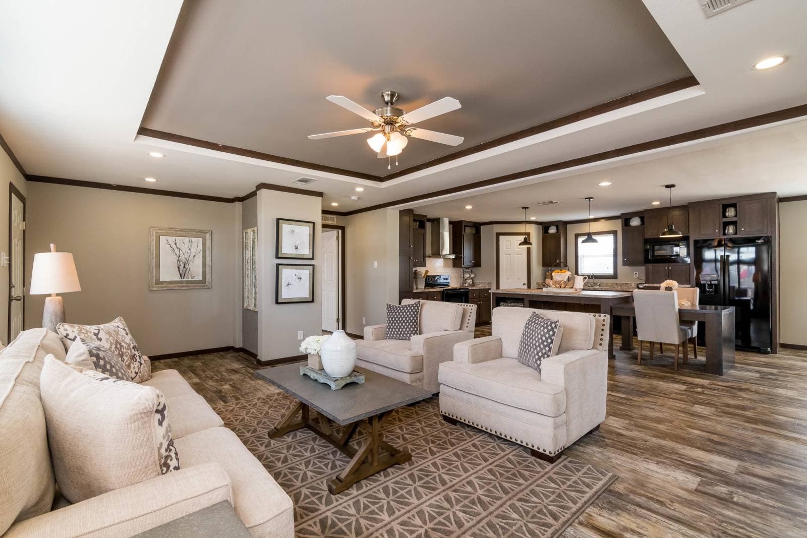 Titan extreme 3272c interior home features