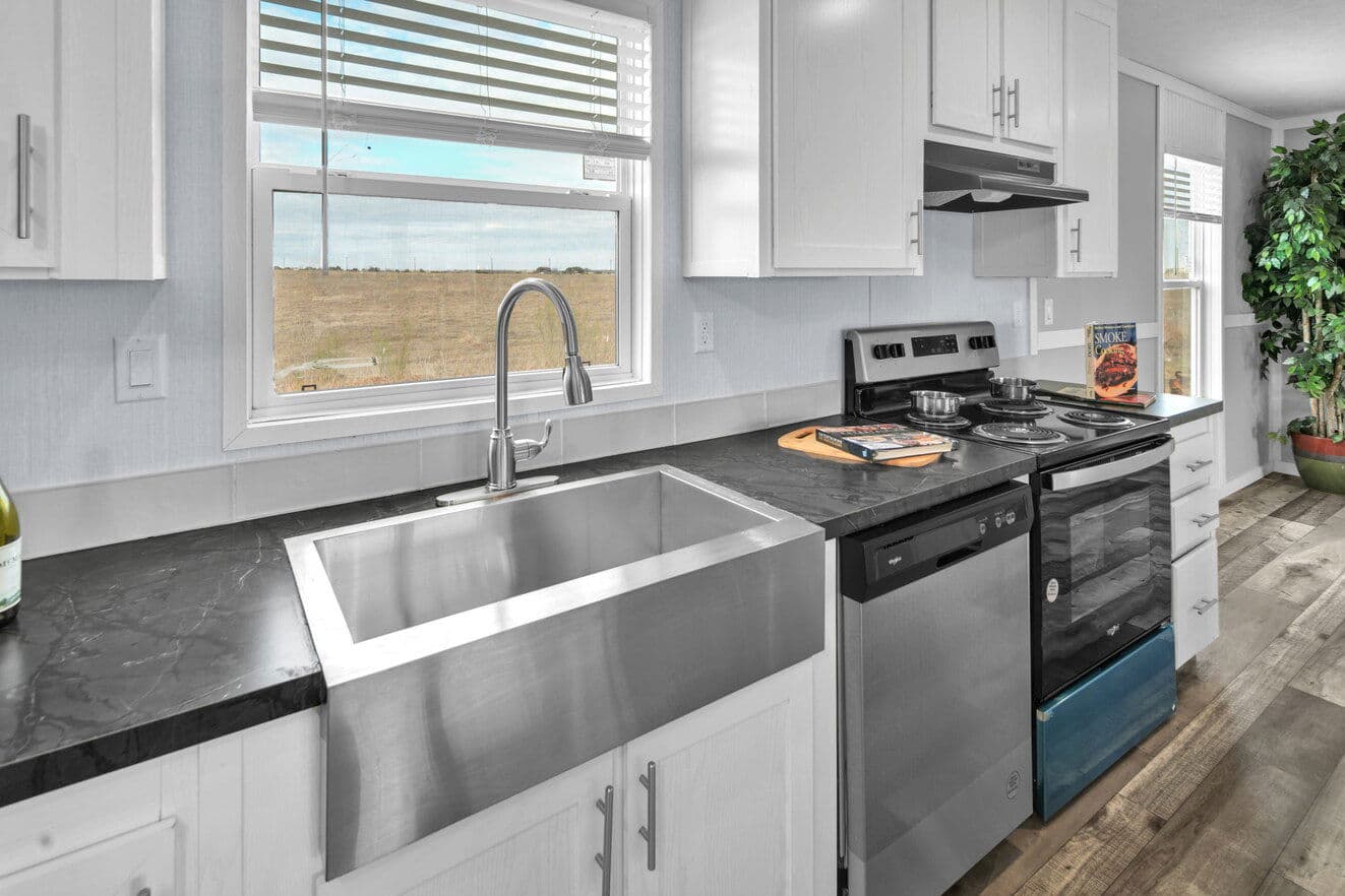 Alamo lite 28724t interior and kitchen home features