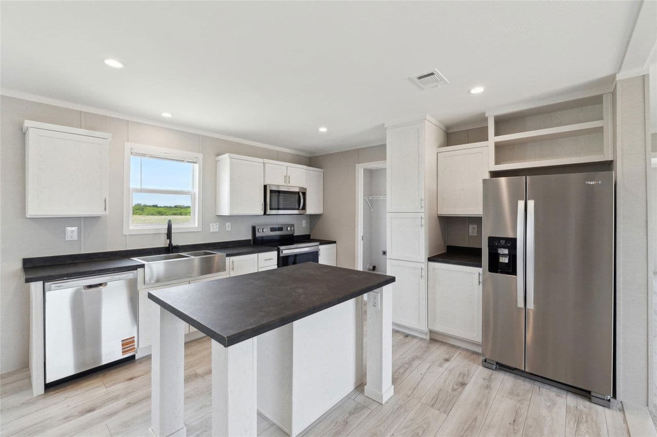 Rm2856b - 3.36 acre lot kitchen home features