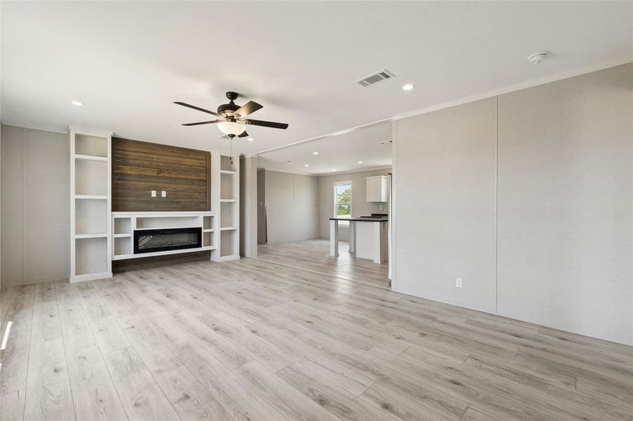 Rm2856b - 3.36 acre lot interior home features