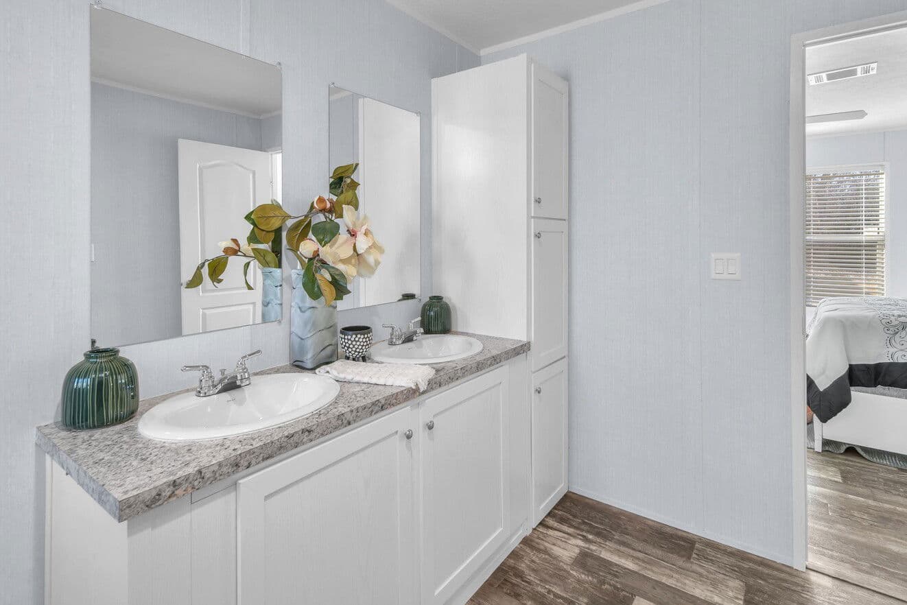 Valu 28563u interior and bathroom home features